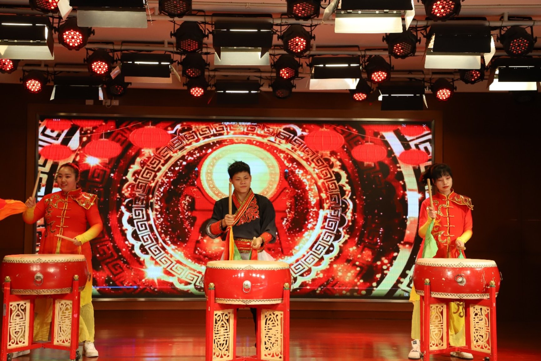 图片包含 桌子, 汽车, 前, 钟表

描述已自动生成