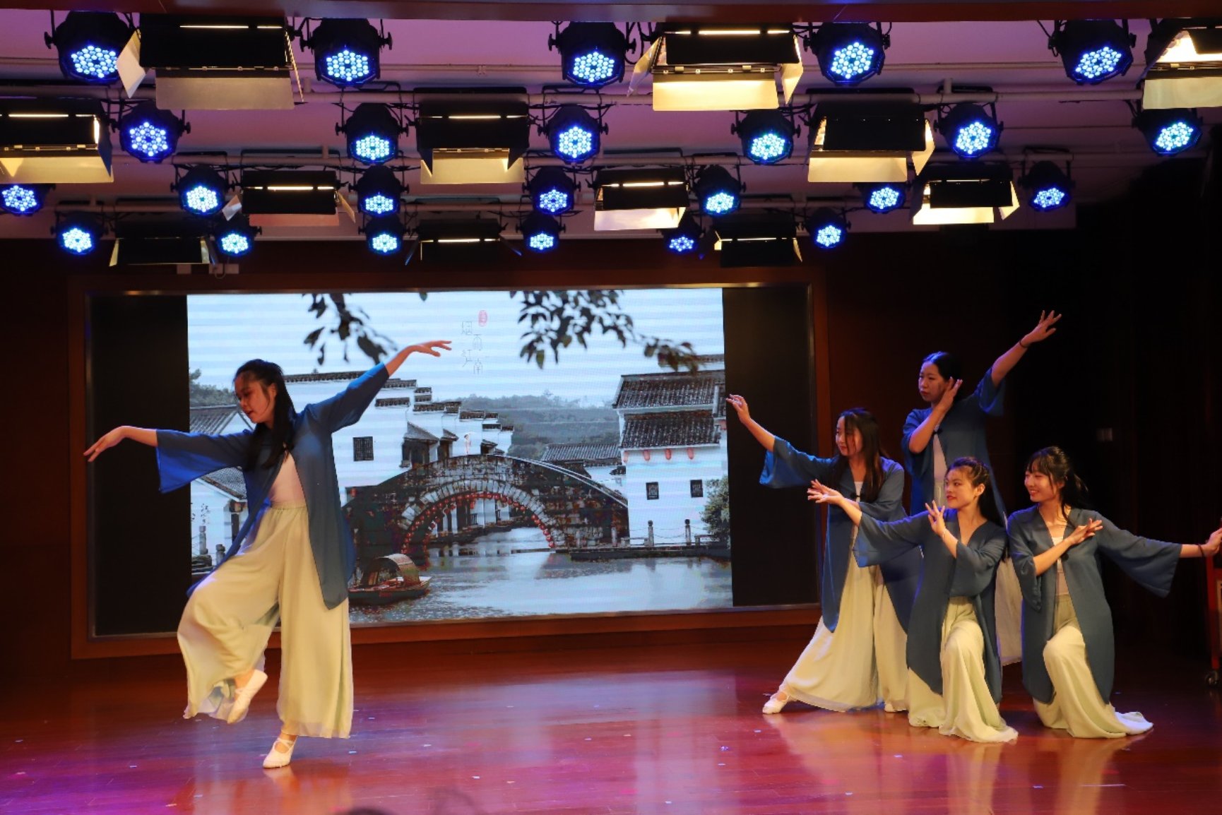 图片包含 运动, 室内, 桌子, 站

描述已自动生成