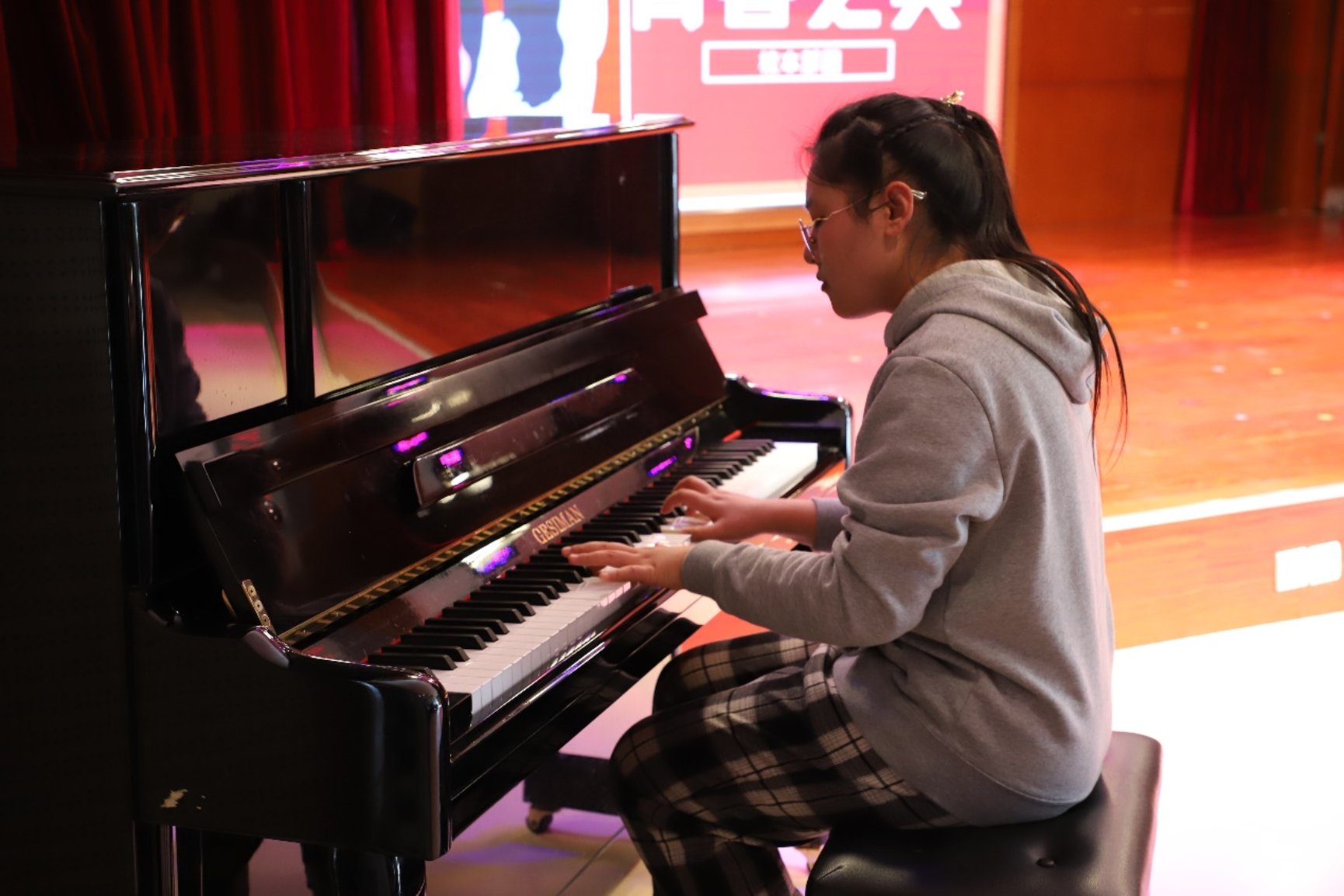 钢琴的人

描述已自动生成