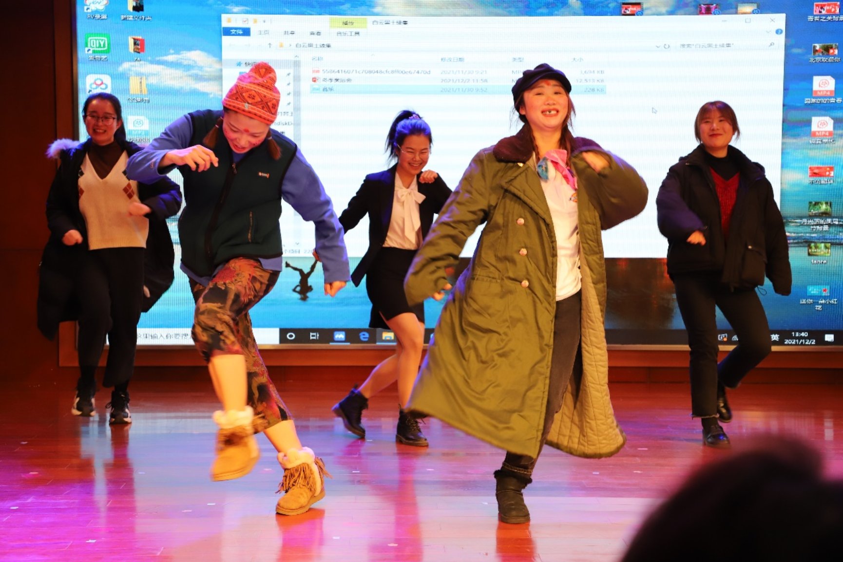 一群人正在跳舞

描述已自动生成