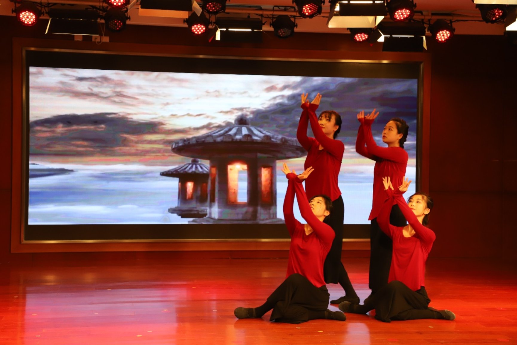 图片包含 室内, 小孩, 火, 女孩

描述已自动生成