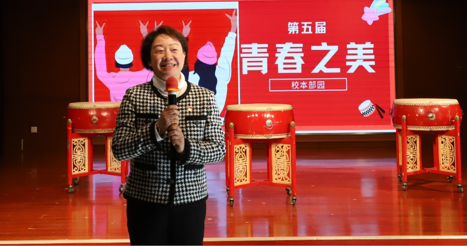 人站在台上

低可信度描述已自动生成