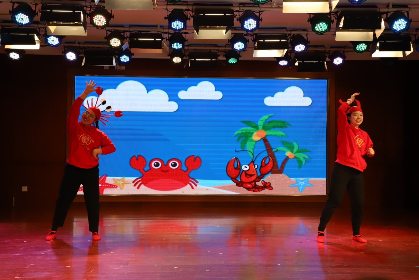 图片包含 小孩, 女孩, 走, 年轻

描述已自动生成