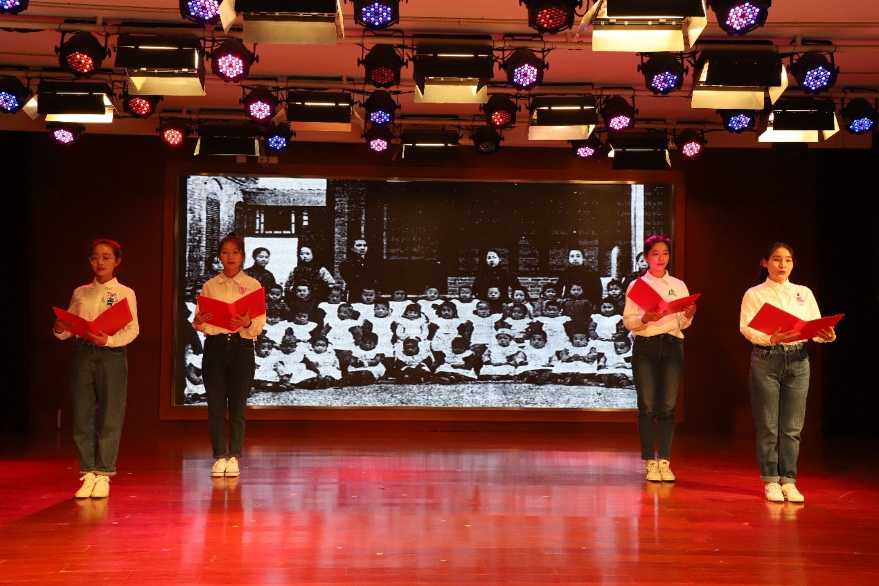 一群人站在台上

中度可信度描述已自动生成