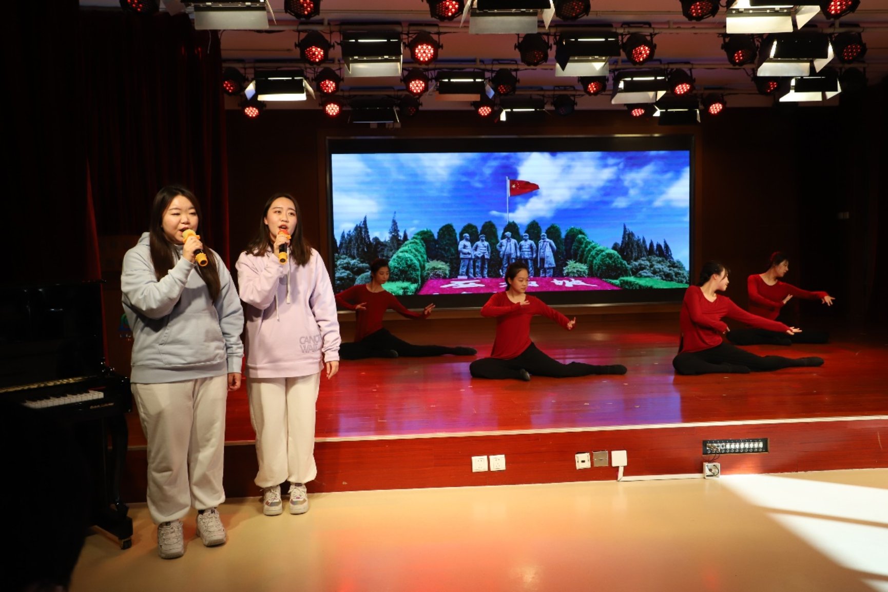 男人和女人在电视前

低可信度描述已自动生成