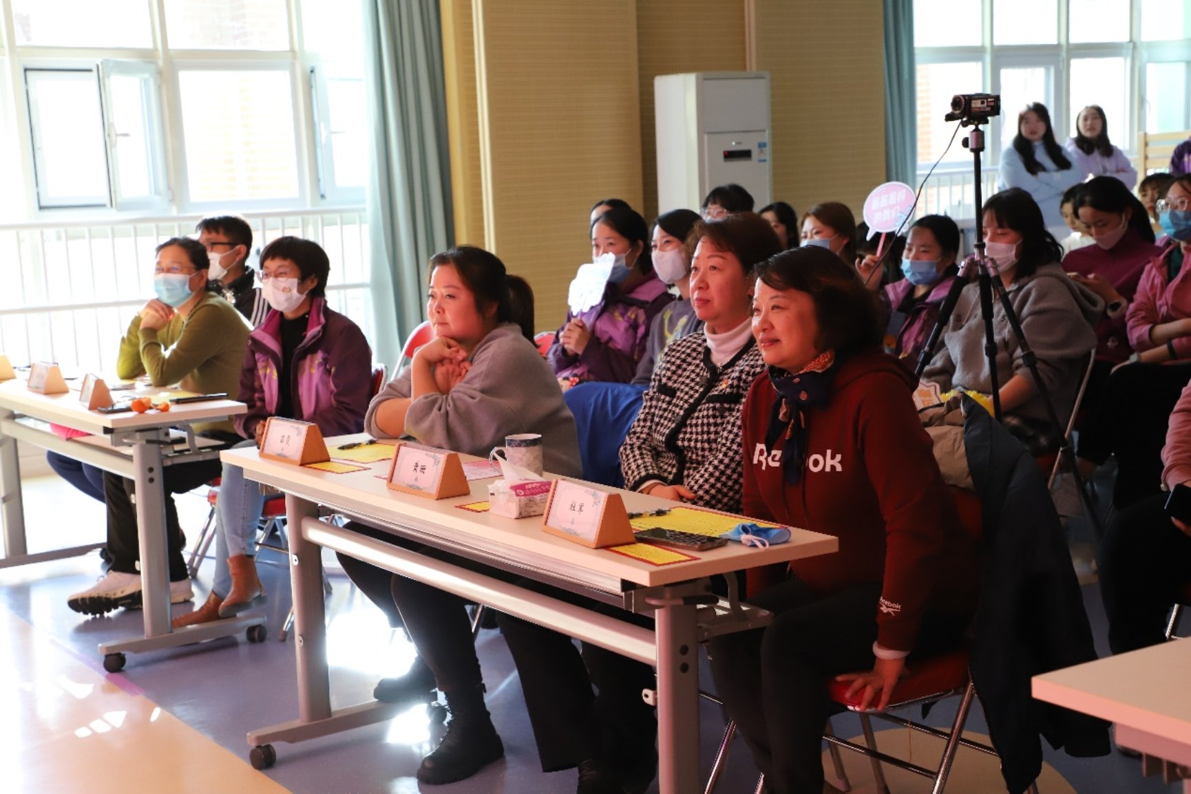 一群人坐在桌子前

描述已自动生成