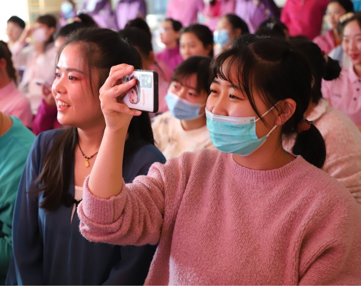 一群小孩站在人群中

描述已自动生成