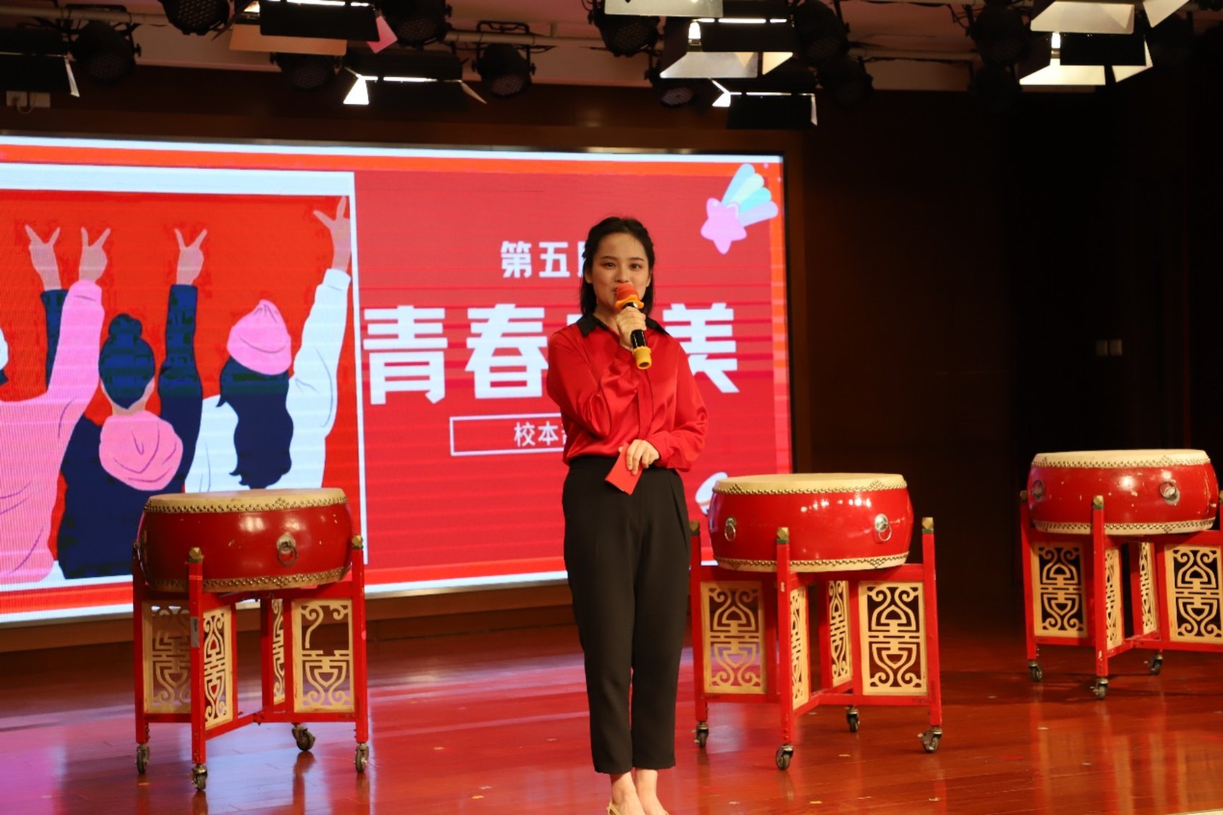 男人和女人站在桌子上

低可信度描述已自动生成