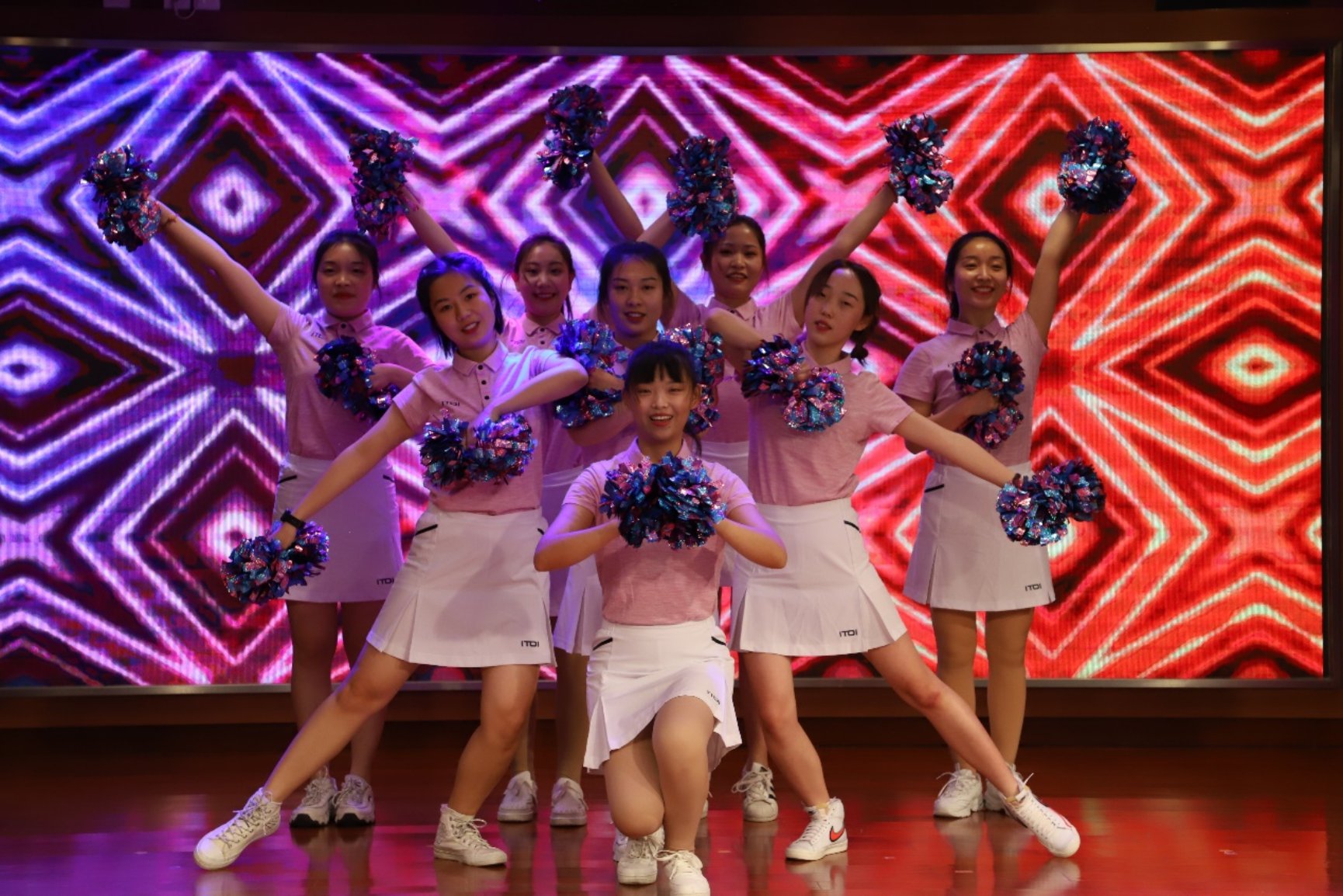 女人们站在一起

低可信度描述已自动生成