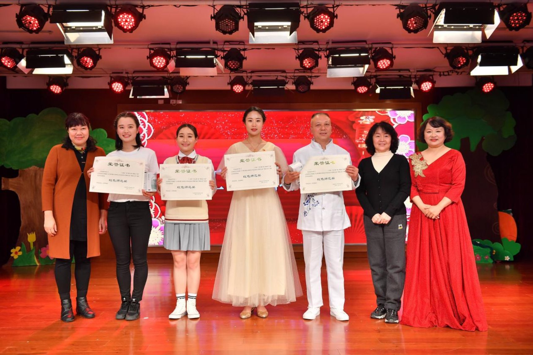 ��ɫʦ����